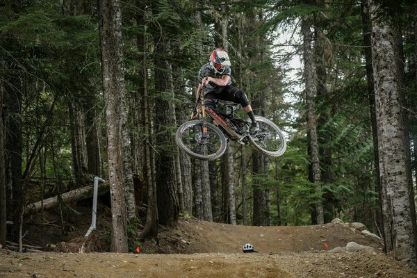 Comment les séances de yoga peuvent-elles aider les athlètes à améliorer leur concentration mentale avant une compétition?